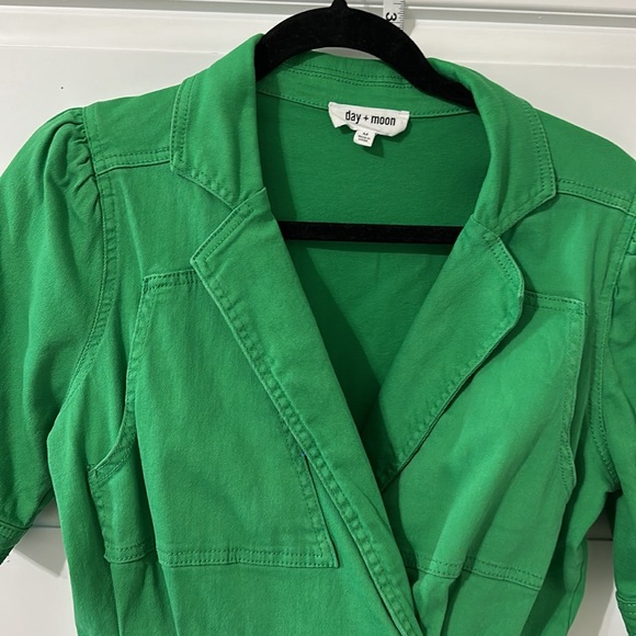 Day + Moon green shorts romper with pockets and snap waist - Picture 4 of 13